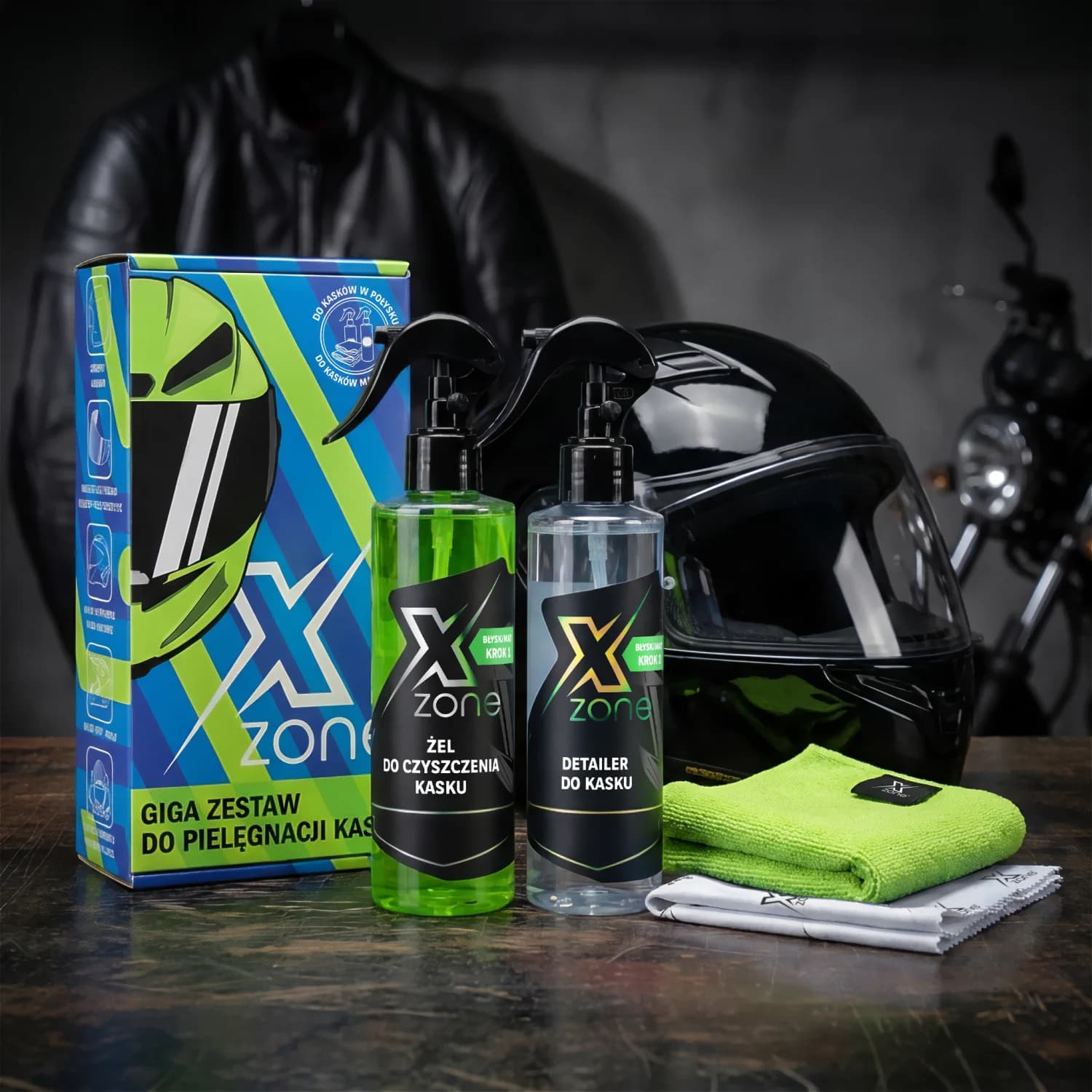 Gotowy lśniący kask przy motocyklu